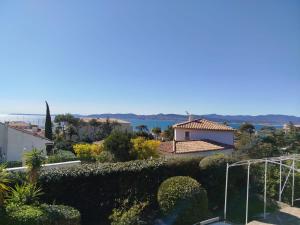 Appt 83m2 rez de jardin dans villa parc privé balcon vue mer