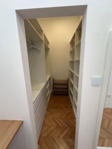Spacious Designer Apartment in heart of the town 
