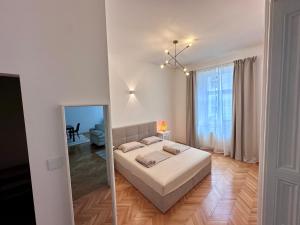 Spacious Designer Apartment in heart of the town 