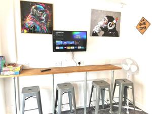 Ideal 4 Bed Home sleeps 7 Nr Middlebrook Stadium