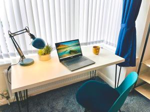 Ideal 4 Bed Home sleeps 7 Nr Middlebrook Stadium