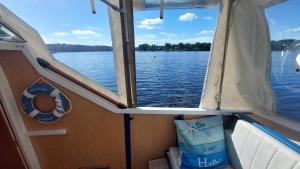 Bateau à quai lac des Settons