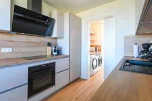 Lykke – Traumhafte Ferienwohnung mit Garten und Meerblick in erster Reihe!