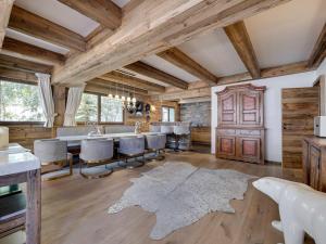 Chalet skis aux pieds avec piscine et sauna à Val-dIsère - FR-1-567-126