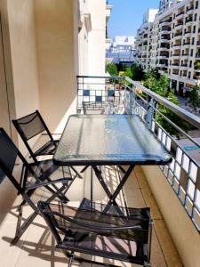 Modern apartment with balcony - Near Paris