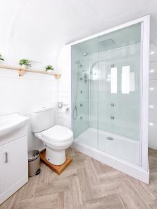 Bowhayes Farm - Camping & Glamping - Shepherds Hut Pippin