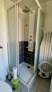 Appartements M2 Parking Wifi 1 a 3 pers 1 chambre, 1 lit de 180 ou 2 de 90, 1 canape 120 : photos des chambres
