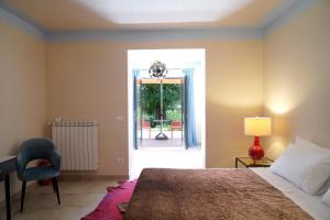 Zimmer mit Kingsize-Bett und Poolblick