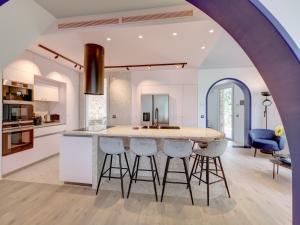 Upstays Sea View Pool 250m Villa