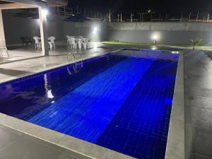 Apartamento de 3 quartos, no Condomínio Taperapuan Duplex, há 400m da praia, localizado próximo da barraca axé mói, boa beach e etc