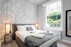 Bright and Modern Bayswater Apartment