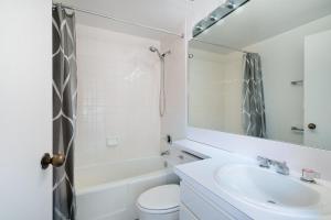 Contemporary 2 Bed 2 Bath Apt Bright and Sunny