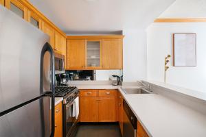 Contemporary 2 Bed 2 Bath Apt Bright and Sunny