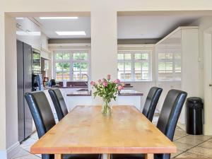 Pass the Keys Surrey Retreat – 5BR Hidden Gem