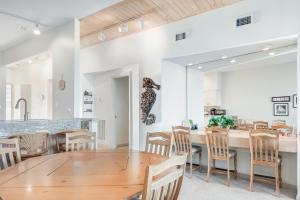 Crystal Shores Condo 302