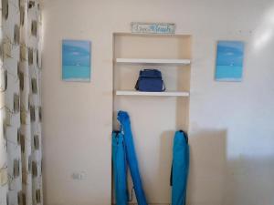 One Bedroom Apartment 1 minute walk to West Coast Beach!