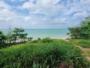 Zen Beach Oasis - Balinese Beachfront House with Stunning Sea View