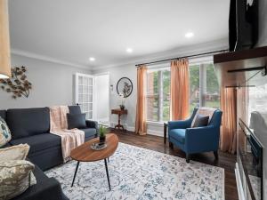 Stylish Home - Game Room - Wet Bar - Sleeps 9 - Outdoor