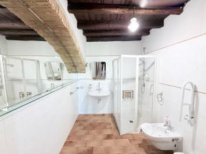 Elegant Farmhouse Retreat in Poreta, Italy