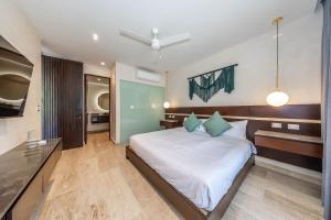 Elegant 2BR w Rooftop Pool Close to Beach