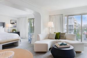 The 720 City View King Room room in Loews Santa Monica Beach Hotel