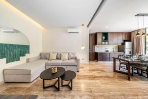 Elegant 2BR w Rooftop Pool Close to Beach