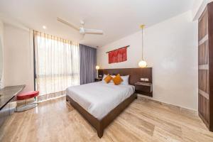 Elegant 2BR w Rooftop Pool Close to Beach