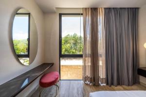 Elegant 2BR w Rooftop Pool Close to Beach