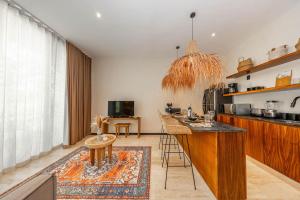 Two Level Penthouse w Rooftop Pool and Sunset