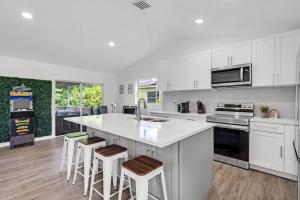 4 Bedrooms, Hot Tub, Overlooking Lake