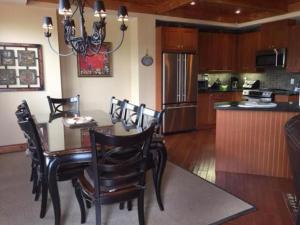 Blue Mountain-Luxurious BlueSki George Chalet, Hot Tub, Pool, Gas Fireplace
