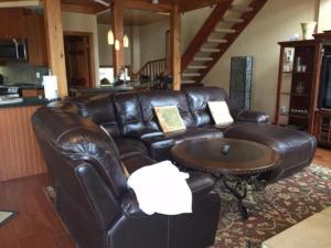 Blue Mountain-Luxurious BlueSki George Chalet, Hot Tub, Pool, Gas Fireplace