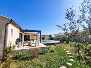Maisons de vacances Friendly and warm villa with pool : photos des chambres