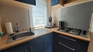 Mobil-home N 3 chambre, climatisé, cuisine équipée, TV & Wi-Fi