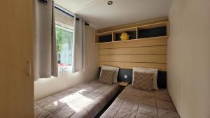Campings Mobil-home N 3 chambre, climatise, cuisine equipee, TV & Wi-Fi : photos des chambres
