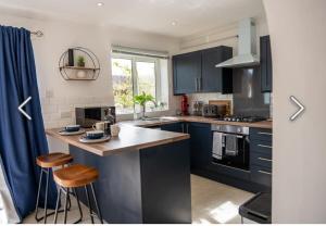 Flamingo Short Lets 4 Bed 4 Bath House Neath Hill