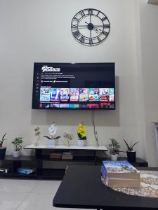 Luxury 1BR BayFront Staycation - Free Wi-Fi, Swimming POOL, Near Airport, MOA and PICC