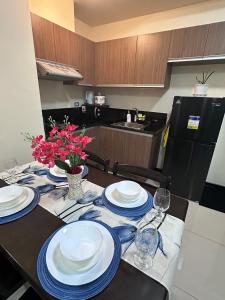 Luxury 1BR BayFront Staycation - Free Wi-Fi, Swimming POOL, Near Airport, MOA and PICC