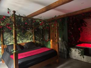 La demeure de Poulpican chambre BROCELIANDE jacuzzi charme et romantique mer plage restaurant à 300m Golfe Saint Tropez