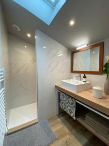 B&B / Chambres d'hotes Maison M, chambre privee acces jardin piscine et jacuzzi pres de La Rochelle : photos des chambres