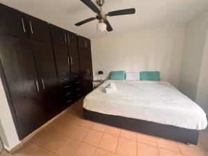 Suite con cocina pequeña y baño privado