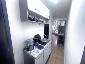 Suite con cocina pequeña y baño privado