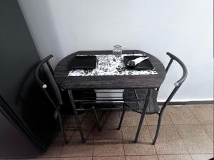 Suite con cocina pequeña y baño privado