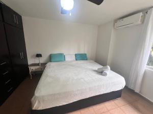 Suite con cocina pequeña y baño privado