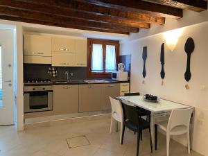 BLACK & WHITE HOME, an oasis in the city center