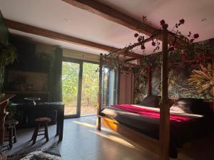 La demeure de Poulpican chambre BROCELIANDE jacuzzi charme et romantique mer plage restaurant à 300m Golfe Saint Tropez