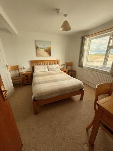 Family Room with Sea View room in O'Neill's Bed&Breakfast