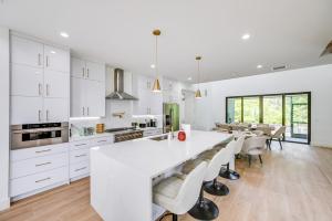 3 Mi to Naples Beach Luxurious Home with Pool!