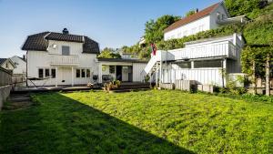 Sentrumsnær, tiltalende enebolig med nyoppusset bad, carport, sommerstue, 4 soverom