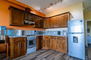 Palm Luxury King Suite, Pool, ocean views, beach short walk West Bay West End